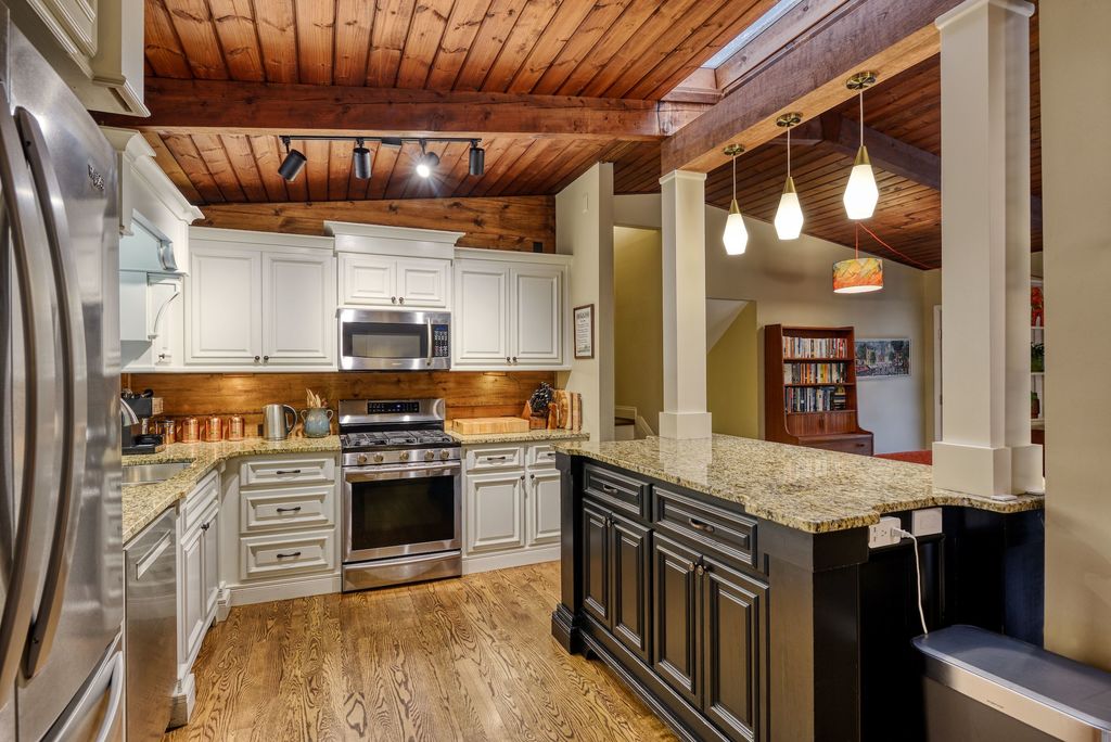 #midcenturymodernhomes, #atlantaMidCenturymodernhomes, #uniquehomespecialist, best Atlanta realtor, top selling Atlanta listing agent