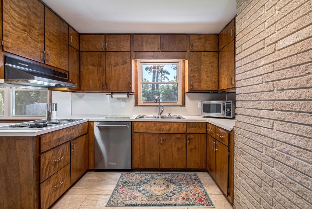 mid century modern homes in Atlanta, find the best realtor near me, top selling  Atlanta listing agent