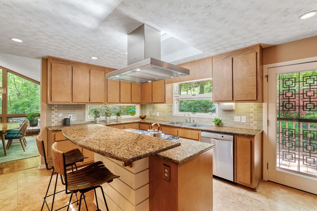 Northcrest mid century modern homes, top selling Atlanta listing agent, #midcenturymodernhomes, unique homes specailist, best Atalanta real estate broker