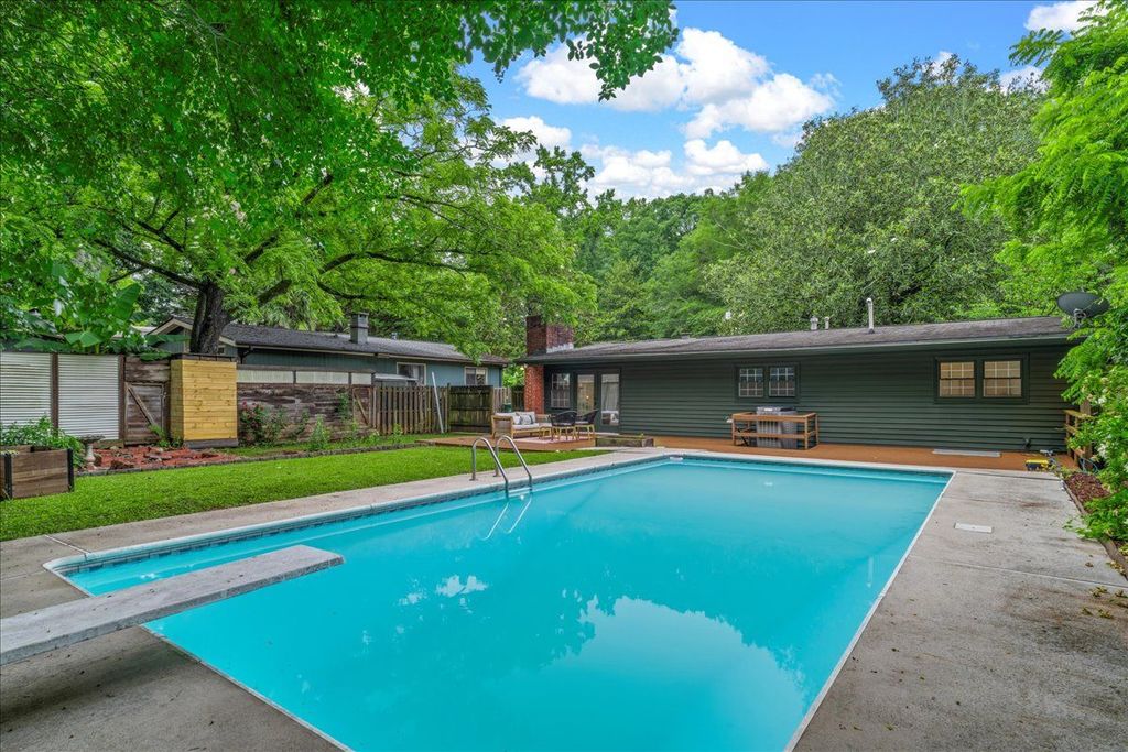 Atlanta's cool homes, top selling listing agent, homes with pool, best Atlanta realtor