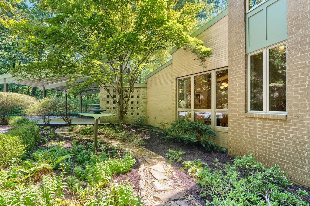 #contemporaryhomes, #uniquehomes, homes for sale in Mableton, Contemporary homes for sale in Mableton, Top selling Atlanta Listing agent, best realtor for unique homes, #coolestAtlantahomes