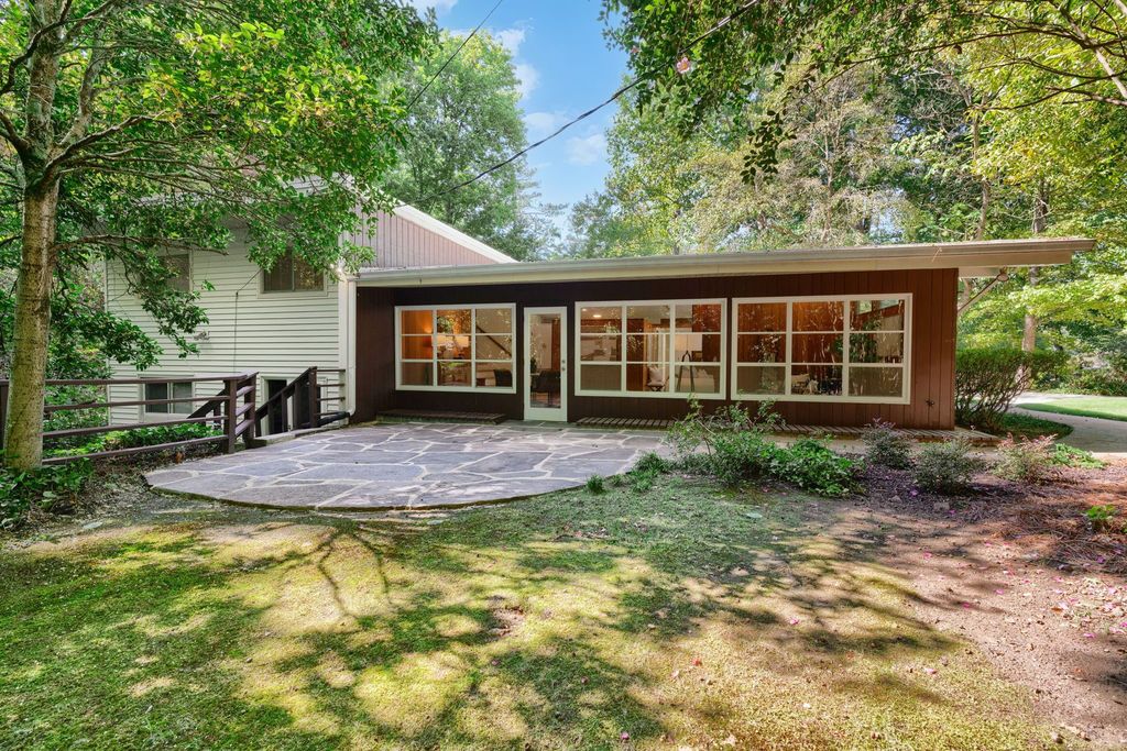 #midcenturymodernatlanta, #atlantaMidCenturymodernhomes, best realtor for Mid-century modern homes, top selling listing agent, mid-century homes for sale