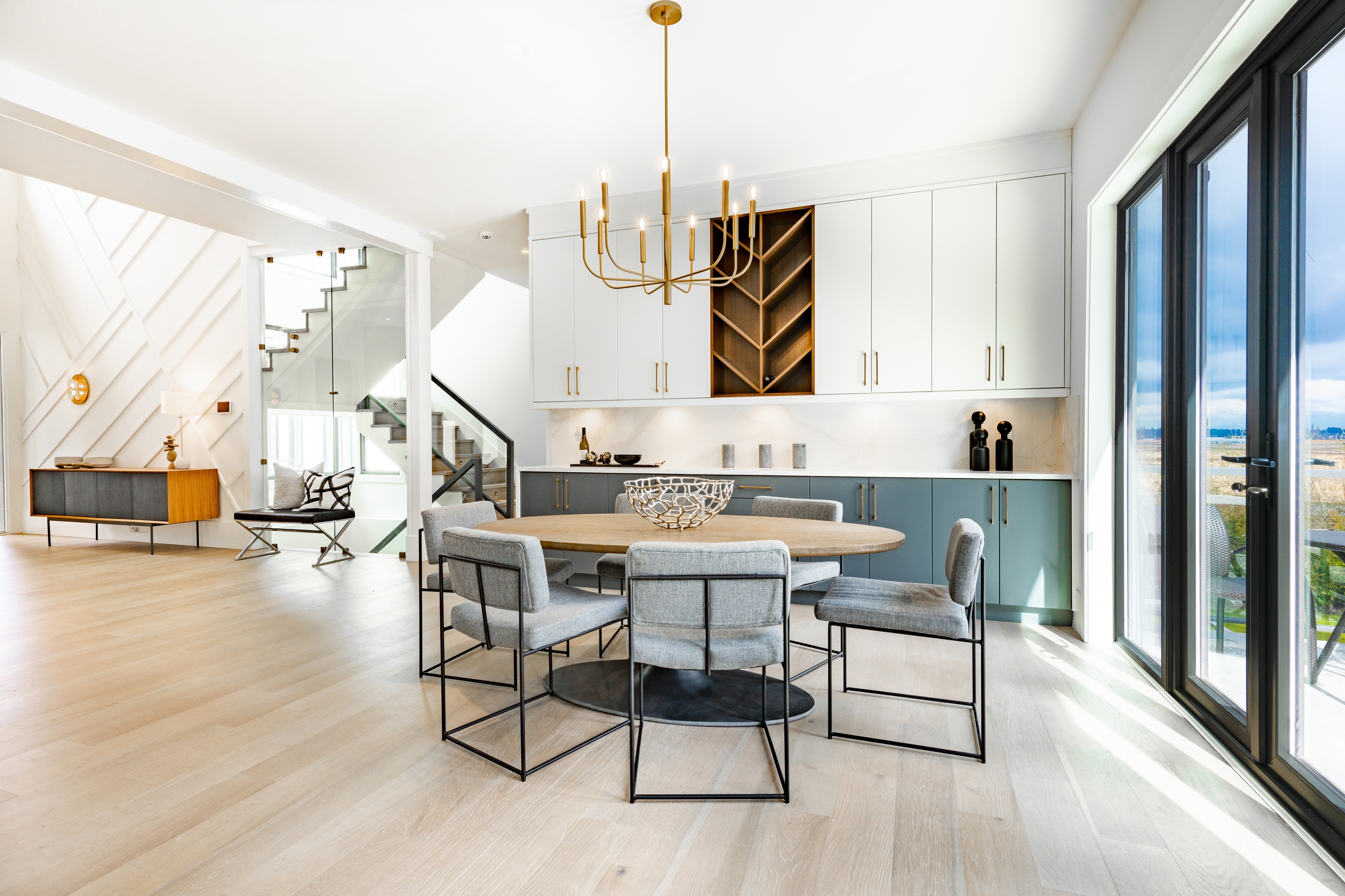 Contemporary,Living,Room,With,Open,Concept,View,Through,To,Dining