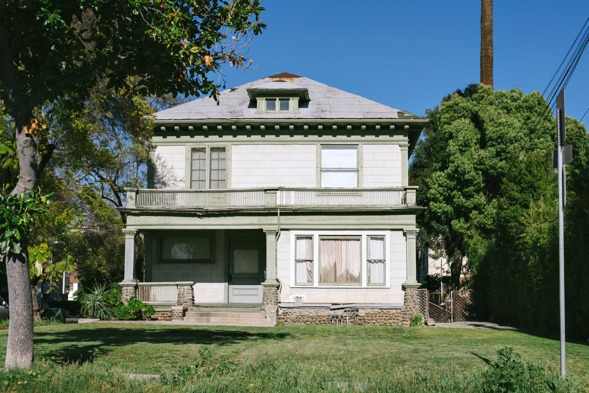 Old decrepit home in need of repair - Scary abandoned house - Fixer Upper in Need of Repairs