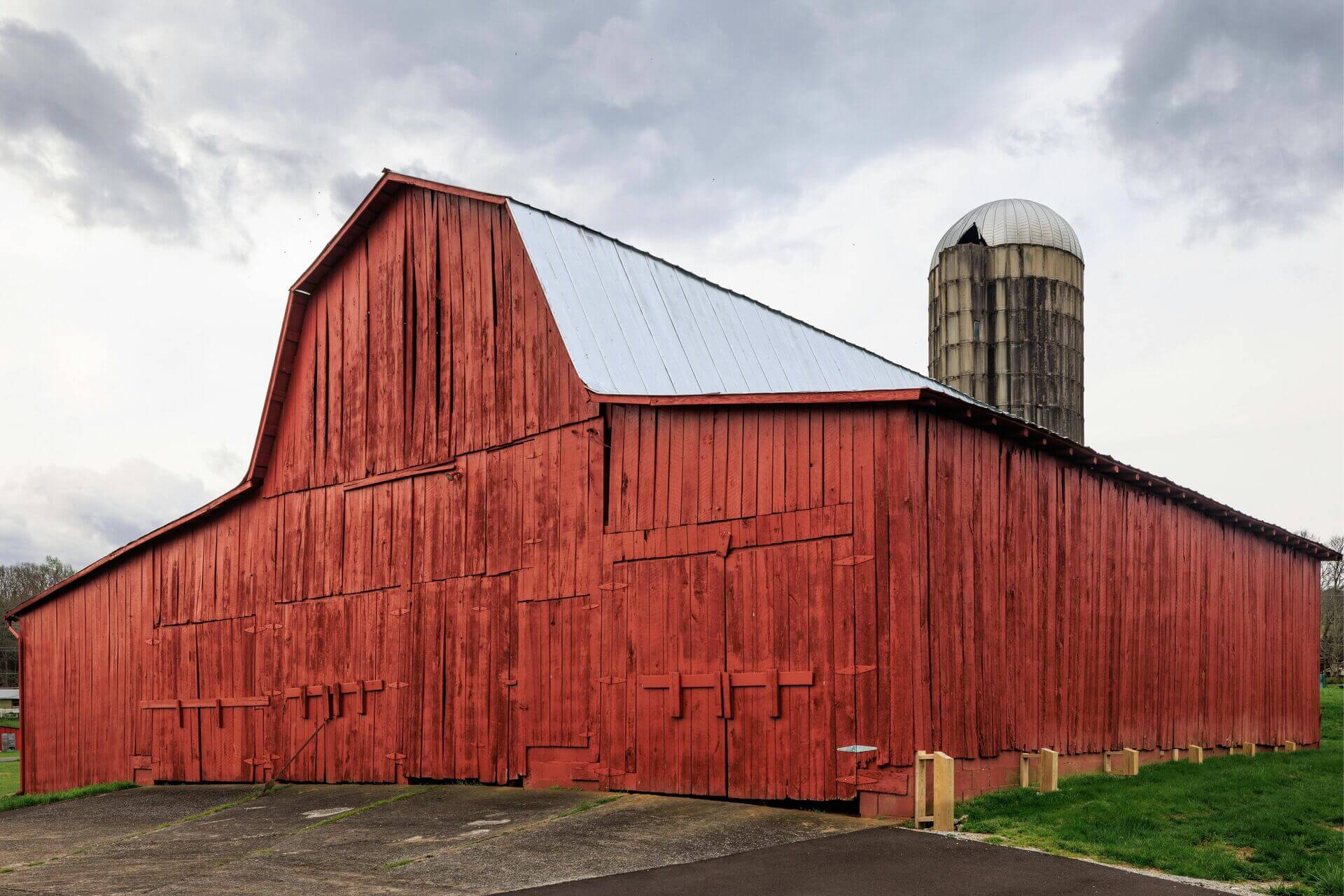 red-country-barn