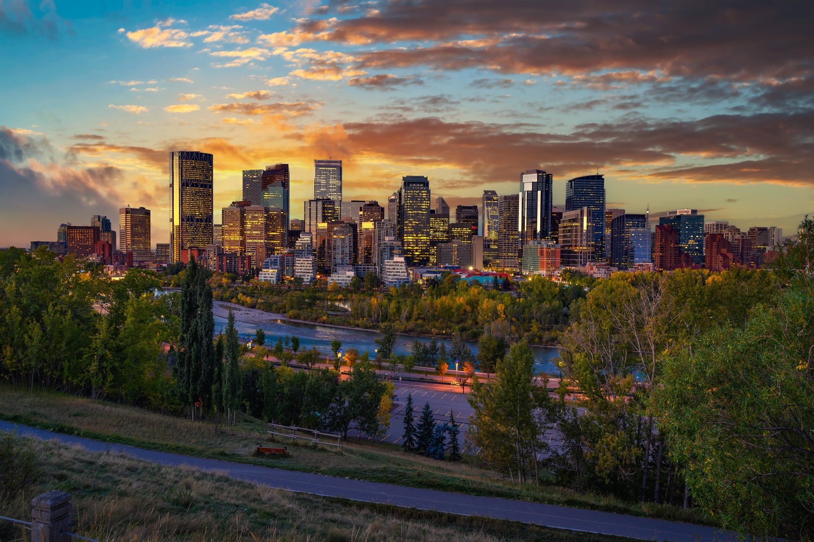 Sunset-above-city-skyline-of-Calgary-with-Bow-River,-Alberta,-Canada.