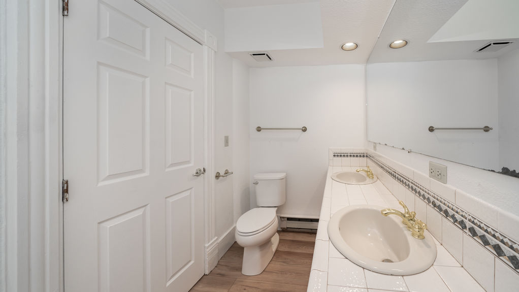 317 E Monument #1- Bathroom