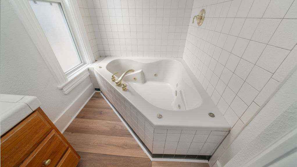 317 E Monument #1- Bathtub