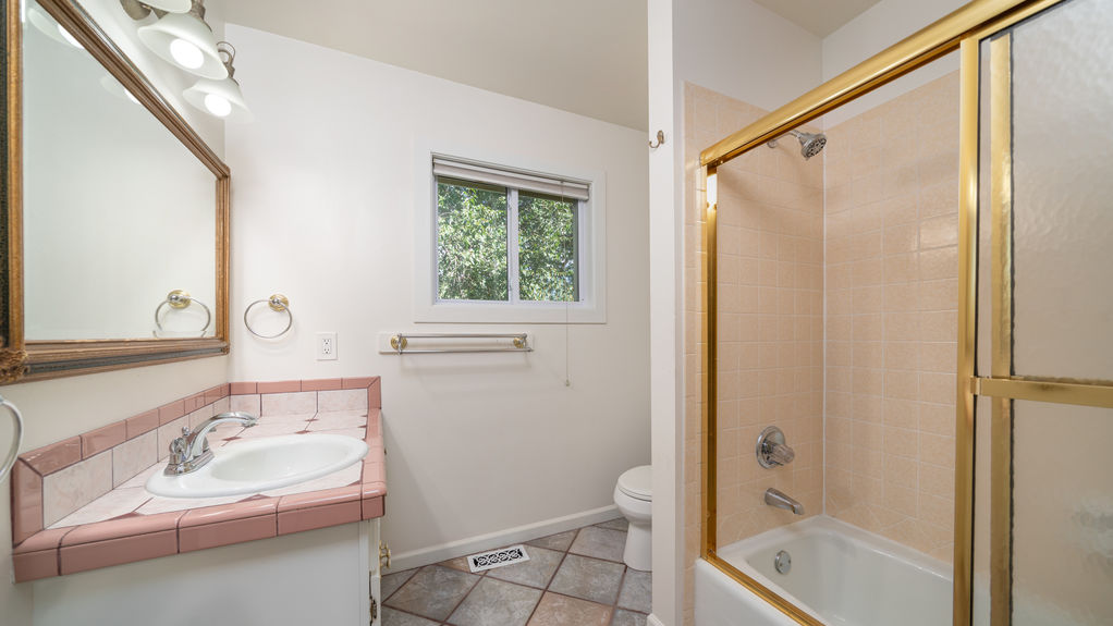 Wycliffe- Upstairs Bathroom