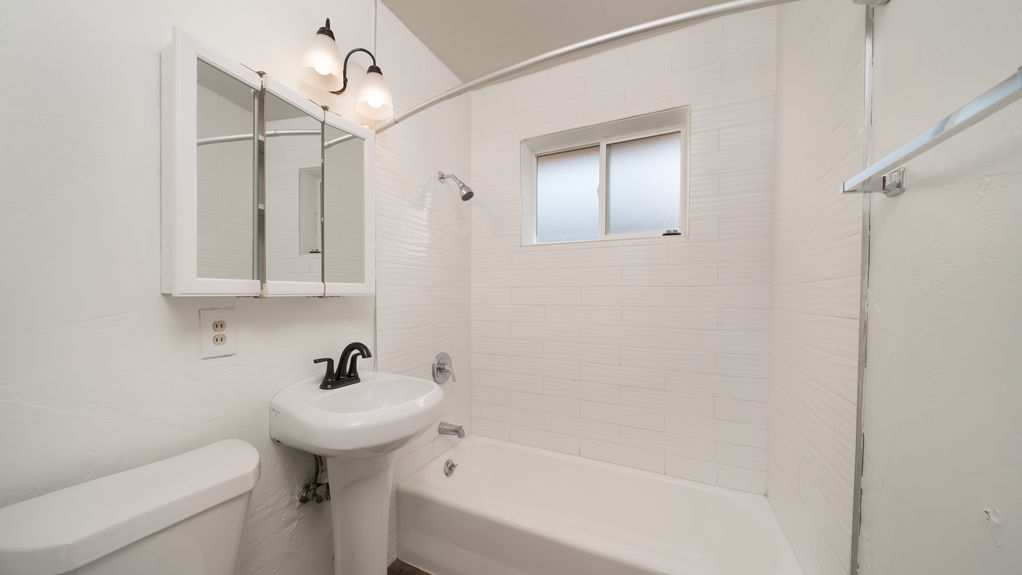 1003 Columbia- Bathroom