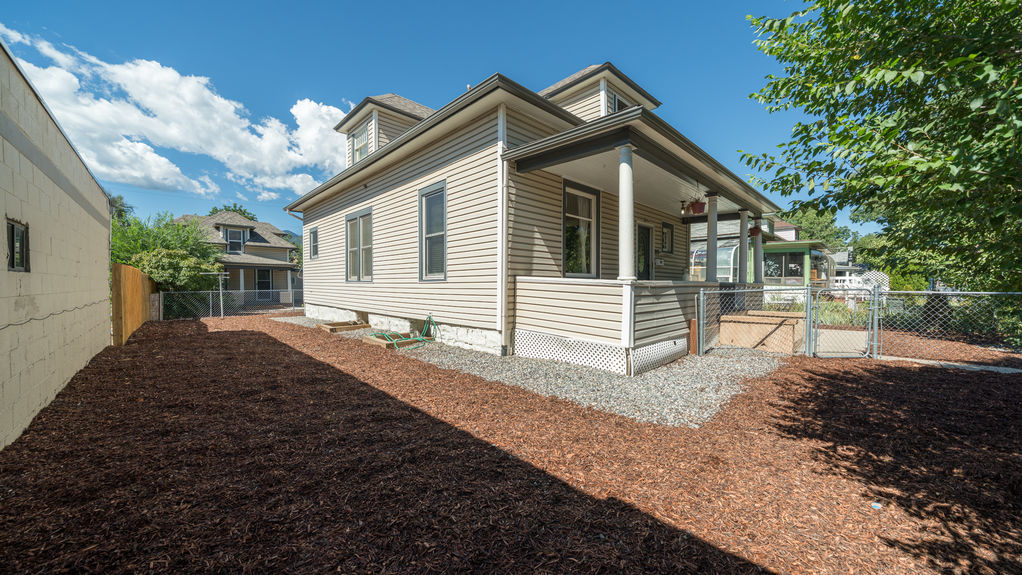 1213 Colorado- Side Yard