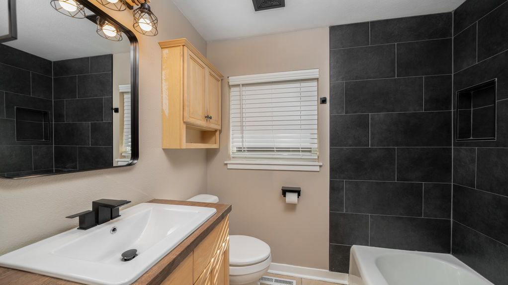 1827 Kiowa- Bathroom