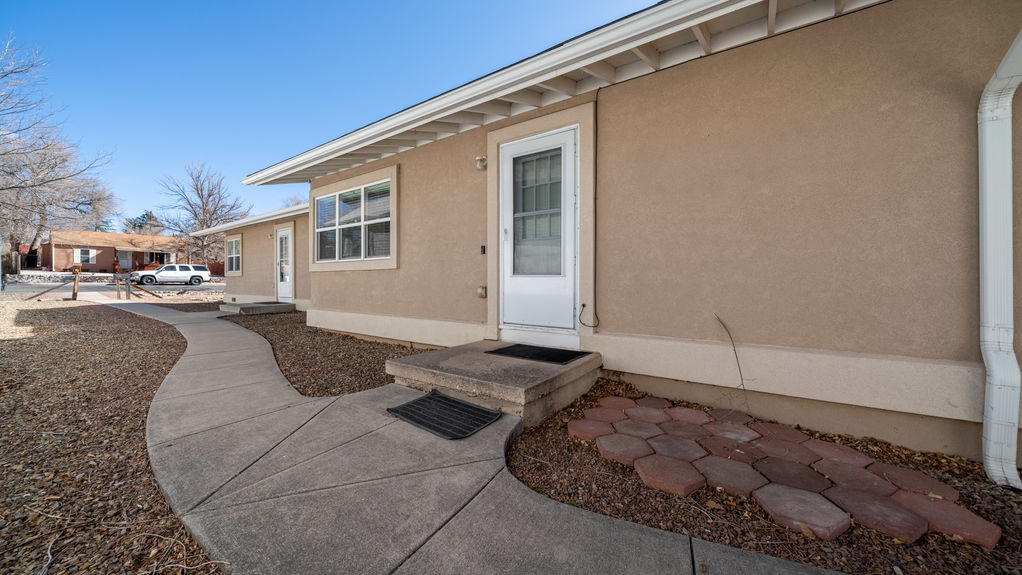 1827 Kiowa- Front Entrance
