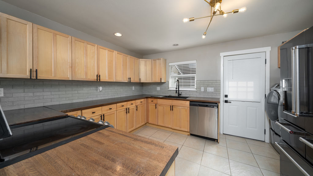 1827 Kiowa- Kitchen