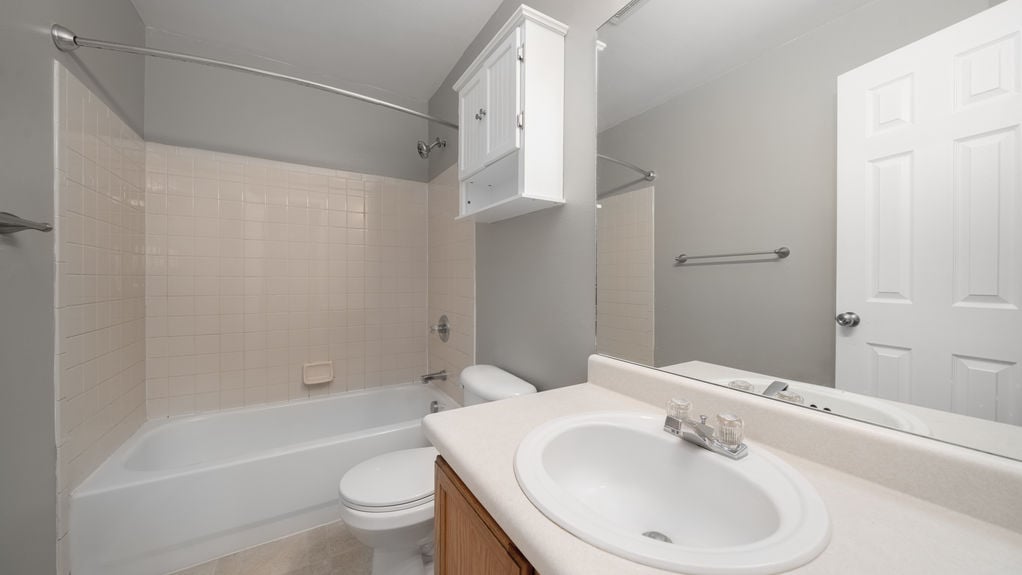 Hawk Meadow- Upstairs Bathroom