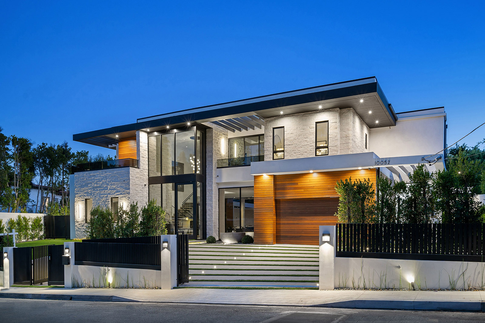 Modern,Luxury,House,Exterior,With,Large,Windows,,Landscaped,Yard,,And