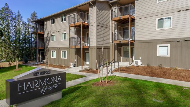 1055 Schurman Dr S 001