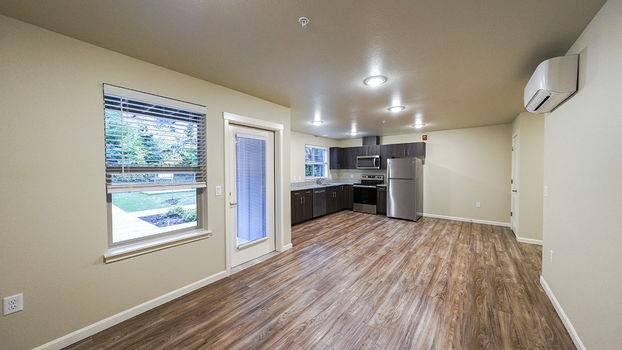 1055 Schurman Dr S 004