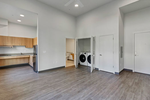 990 Broadway St NE 002