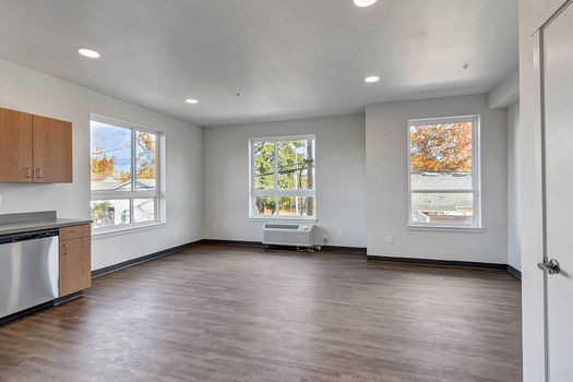 990 Broadway St NE 005