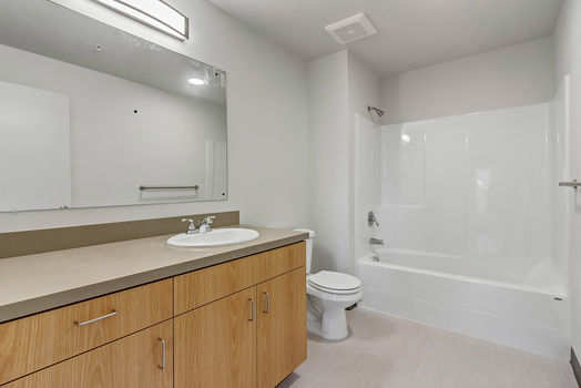 990 Broadway St NE 008