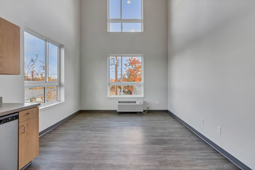 990 Broadway St NE 010