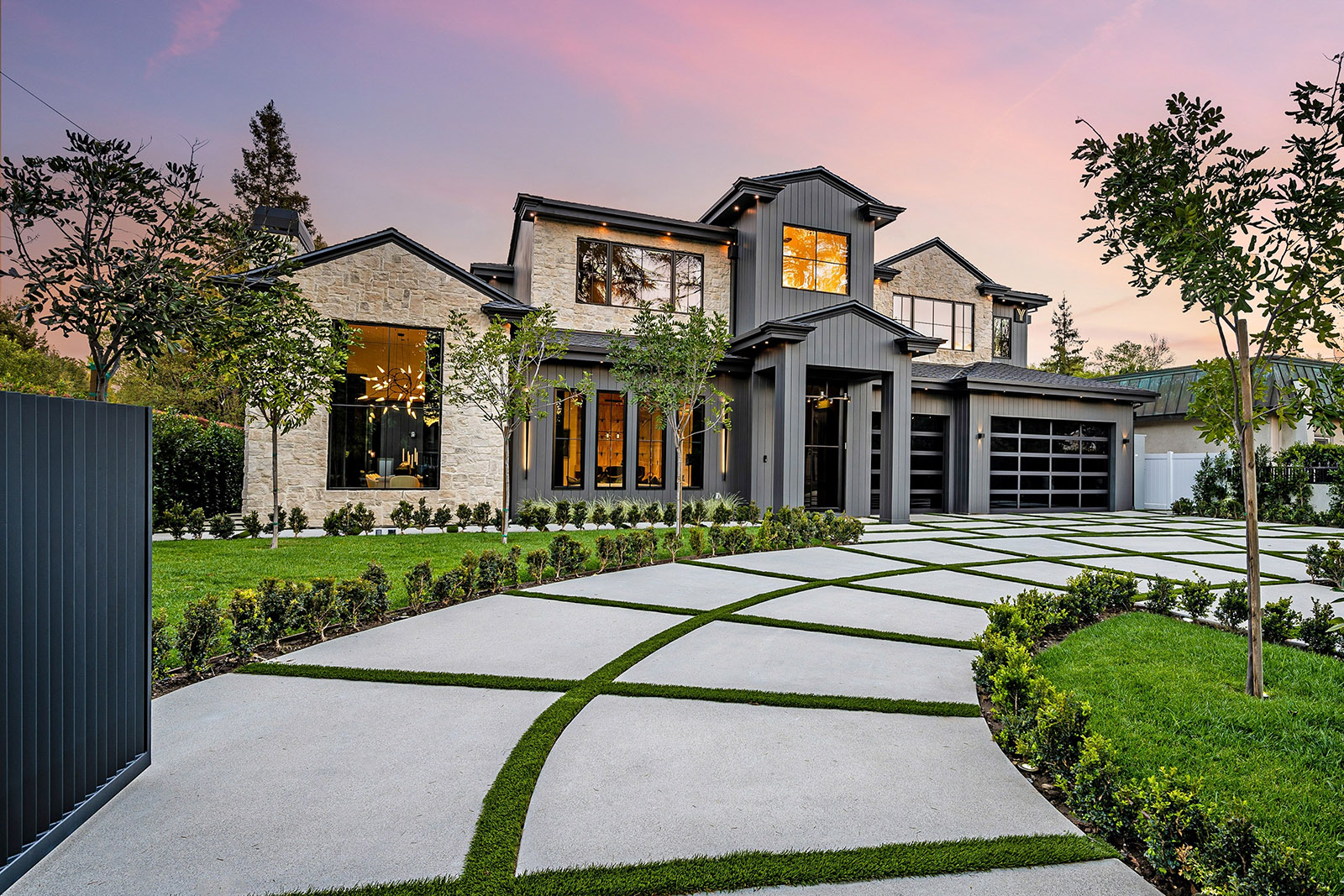Modern,Luxury,Home,Exterior,With,A,Well-manicured,Lawn,,Geometric,Driveway,