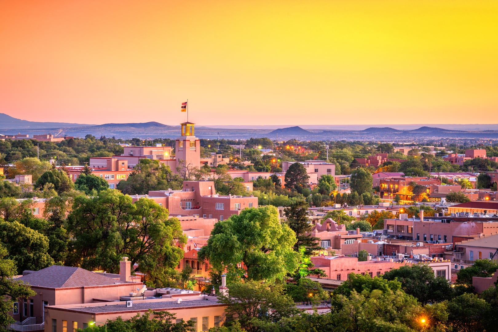 Santa-Fe,-New-Mexico,-USA-downtown-skyline-at-dusk.