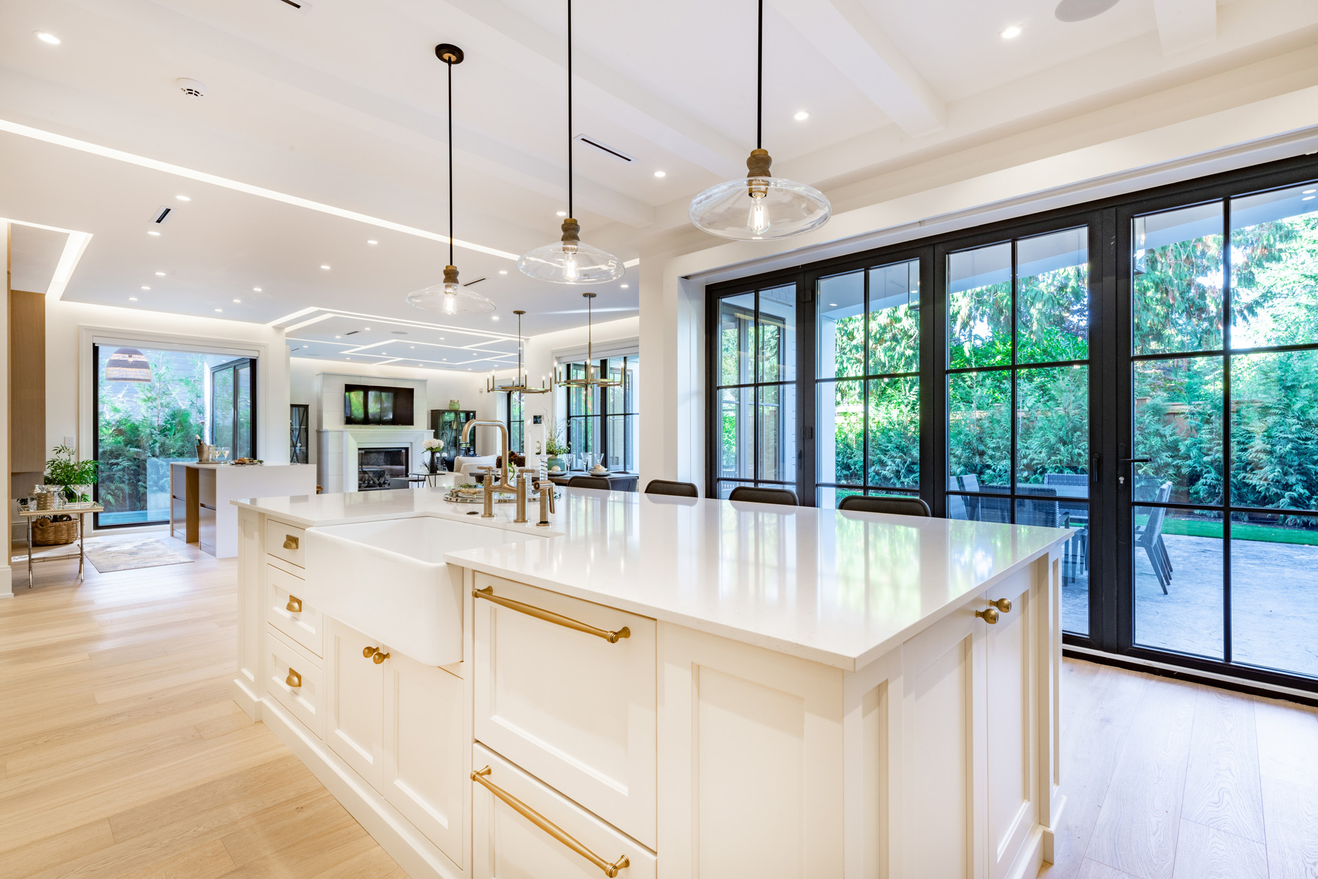 Elegant,Modern,Farmhouse,Interior,Kitchen,Dining,With,Bar,White,Marble