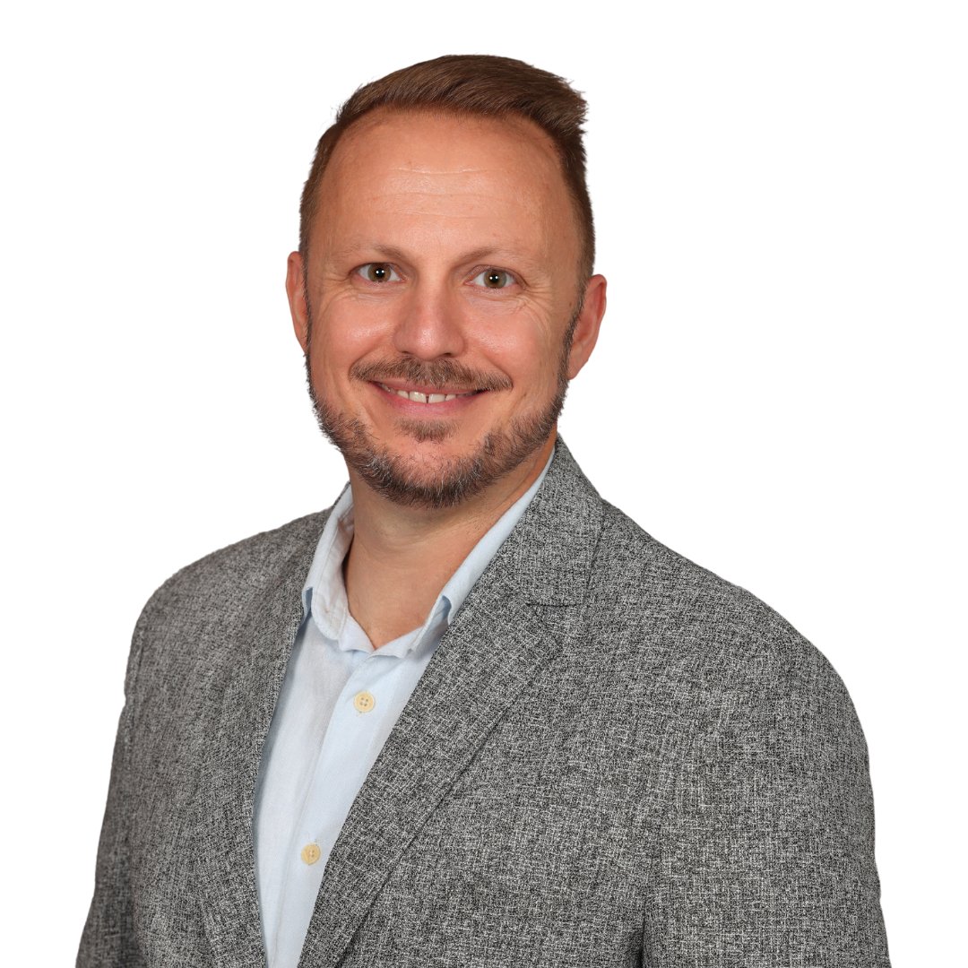 Elliot Johns headshot