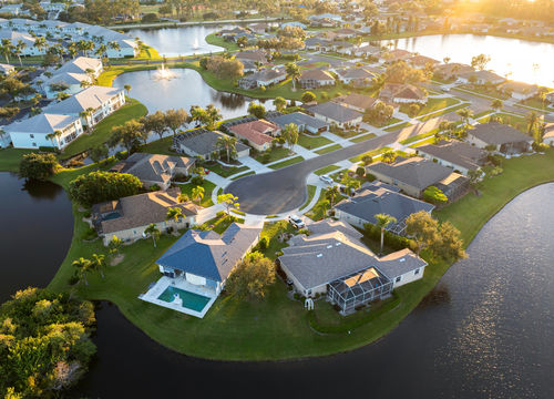 Low-density-private-homes-at-sunset.-Rural-street-cul-de-sac-dead-end-in-residential-suburbs-with-upscale-suburban-houses-outside-of-Sarasota,-Florida.