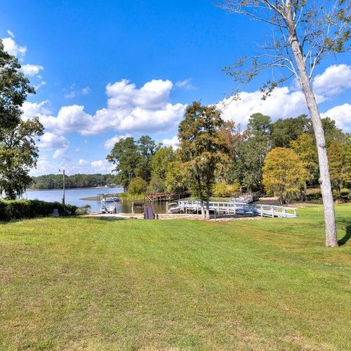 Lake Marion at Your Back Door: 1226 Lesesne Drive in Manning, SC