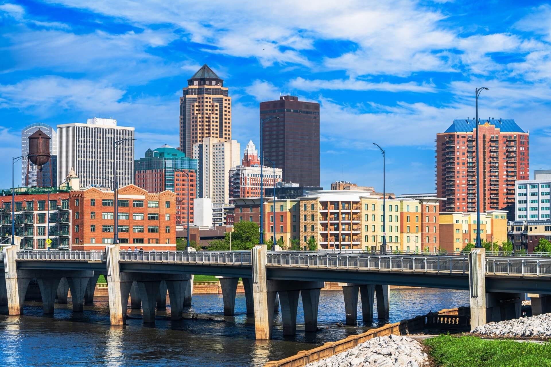 Des Moines, Iowa, USA downtown city skyline on the river.