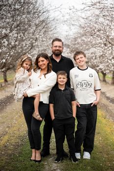 EMILYFAMILYPHOTOS_ALMONDBLOSSOM-3