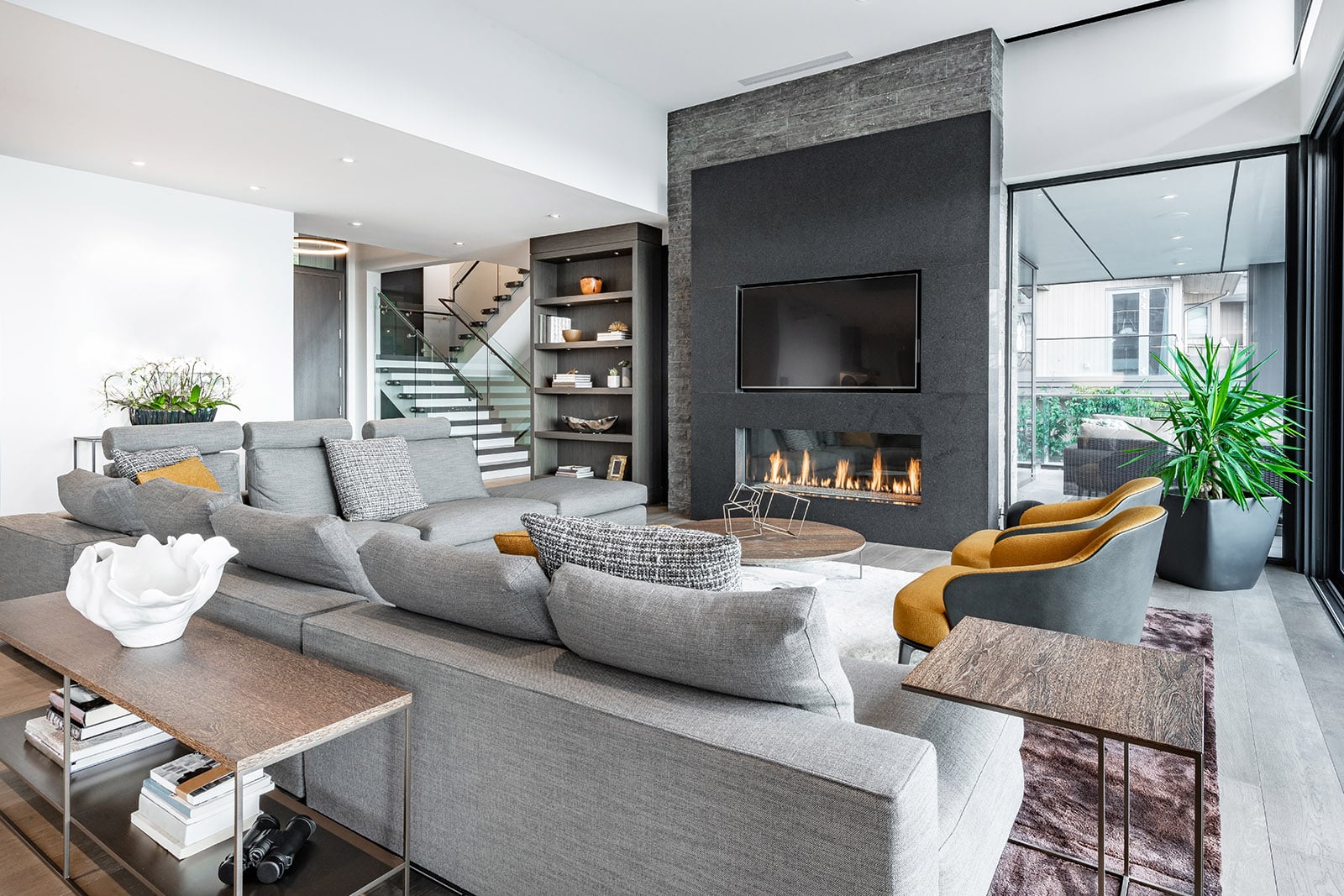 Luxurious,And,Elegant,Living,Room,With,Slate,And,Dark,Yellow