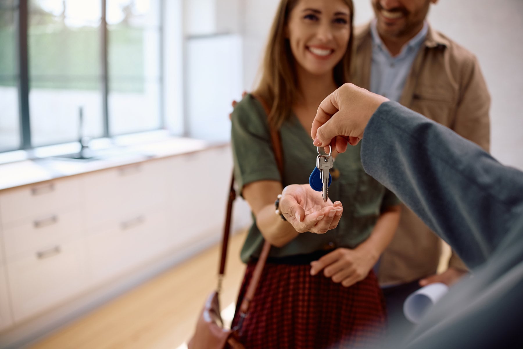 Close,Up,Of,Real,Estate,Agent,Handing,Over,Keys,To