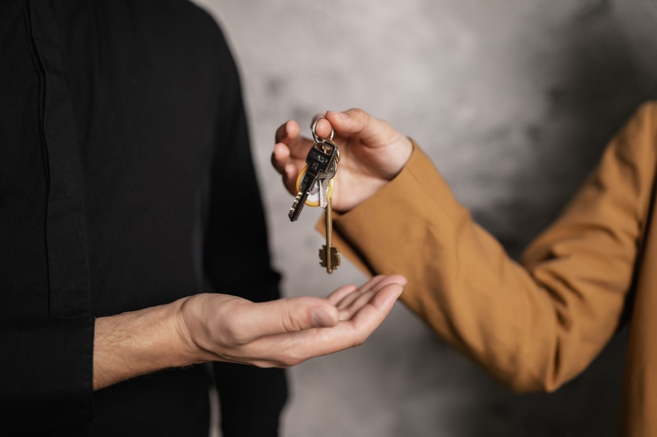 real-estate-transaction-key-handover