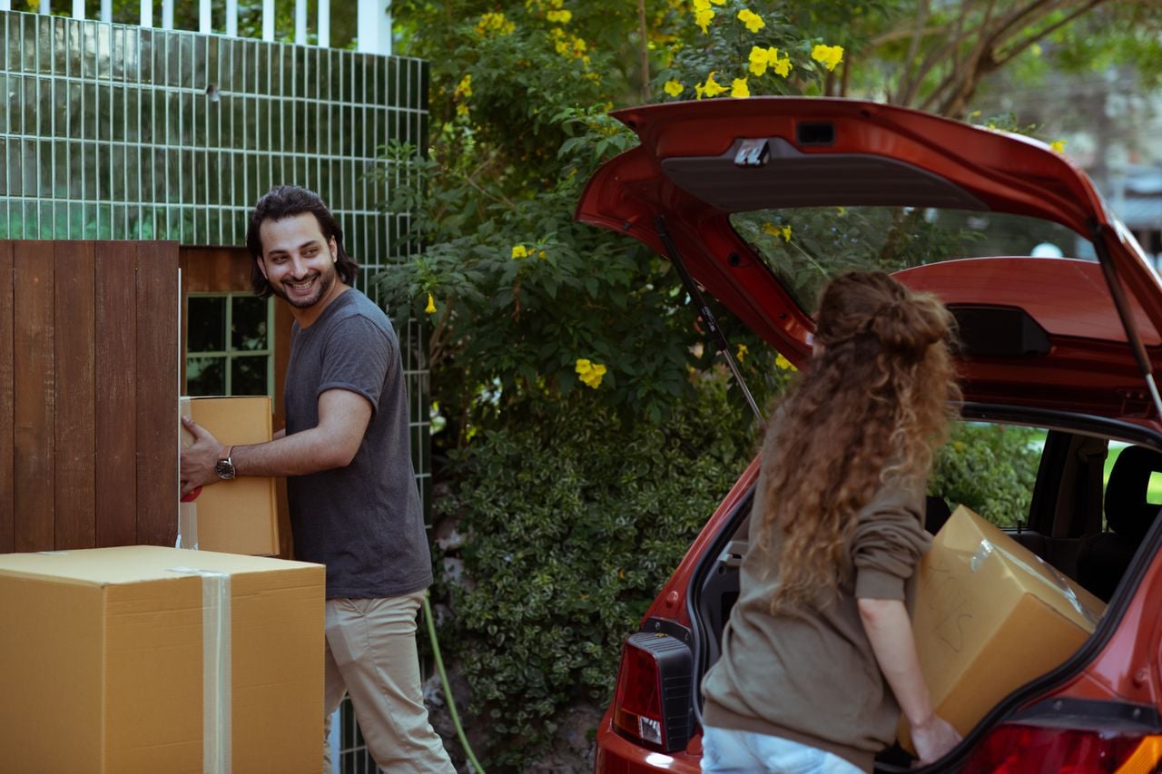 Couple-carrying-boxes-moving