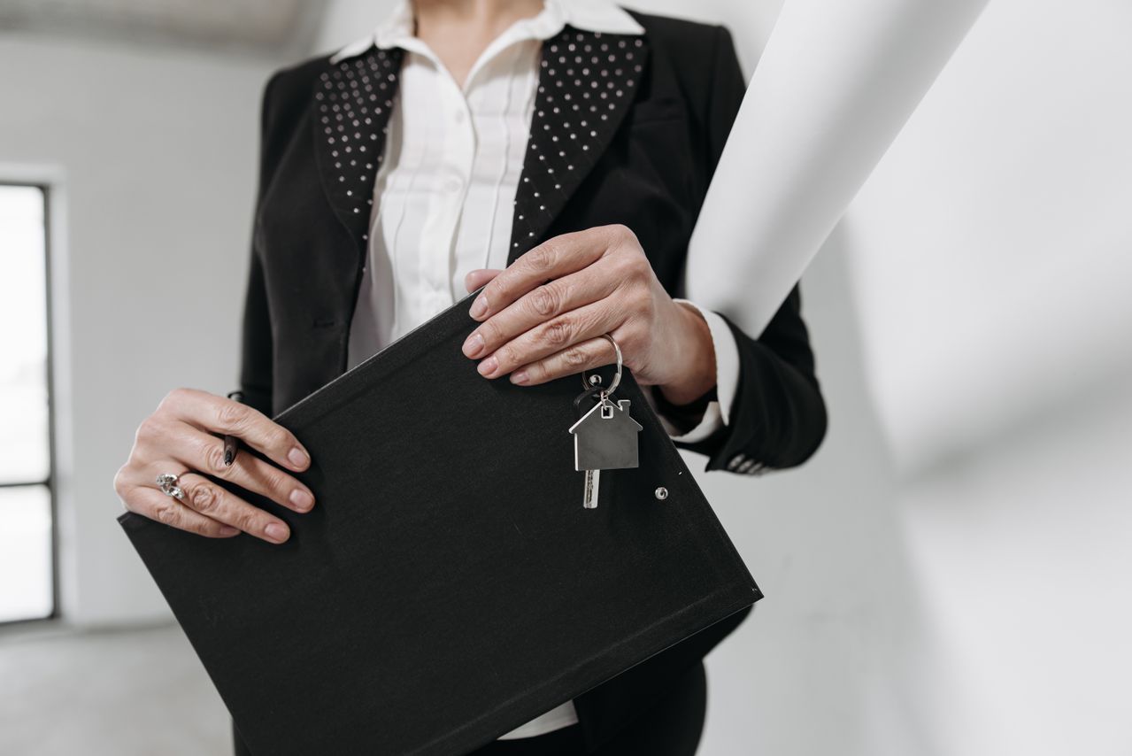 Real-estate-agent-with-keys-and-folder
