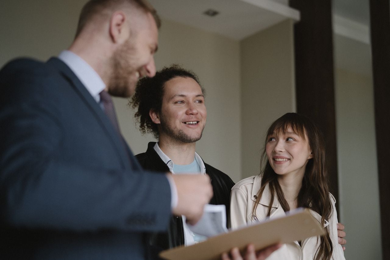 local-realtor-with-buyers