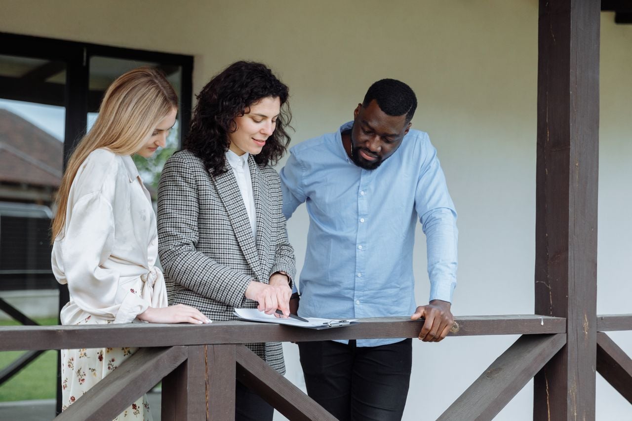 realtor-with-clients