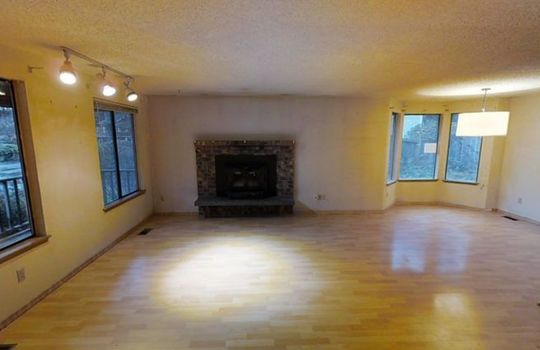 14107-76th-ave-e-puyallup-98373-living-room