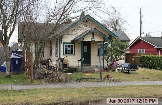 Tacoma 98404 home for sale yard