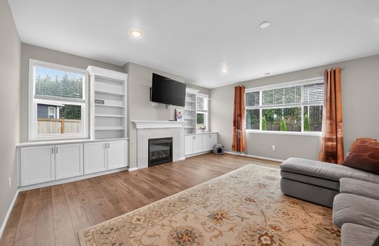 09_17824_128th_Ave_Ct_E_Puyallup_WA_98374_USA-Living_room-DSC_0449