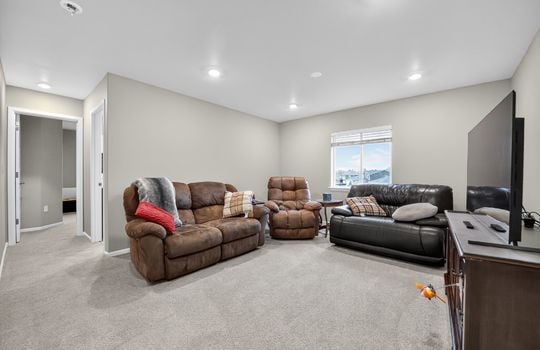 10_17824_128th_Ave_Ct_E_Puyallup_WA_98374_USA-Living_room-DSC_0470