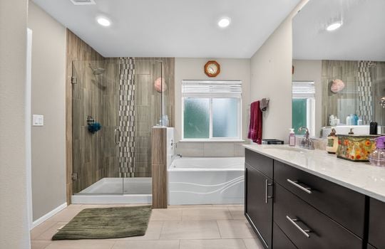 25_17824_128th_Ave_Ct_E_Puyallup_WA_98374_USA-Bathroom-DSC_0465