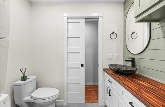 29-DSC07310-lower-bath-pocket-door