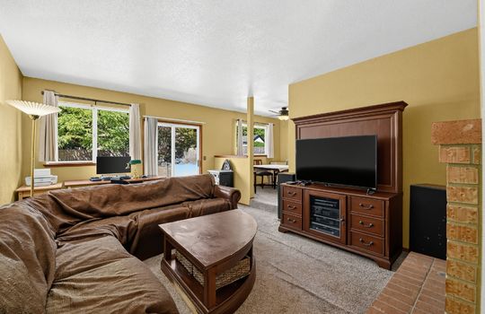 09_20901_116th_St_E-Living_room-4645