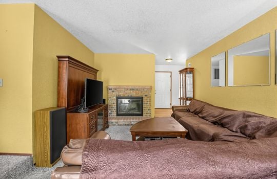 12_20901_116th_St_E-Living_room-4650
