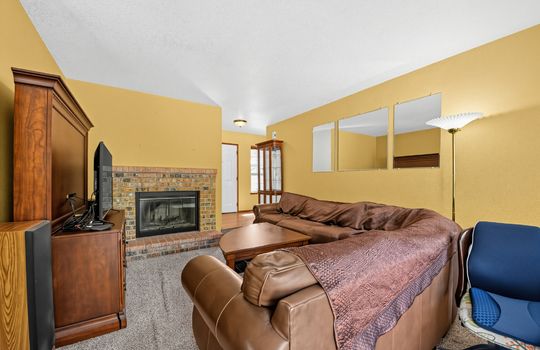 13_20901_116th_St_E-Living_room-4643
